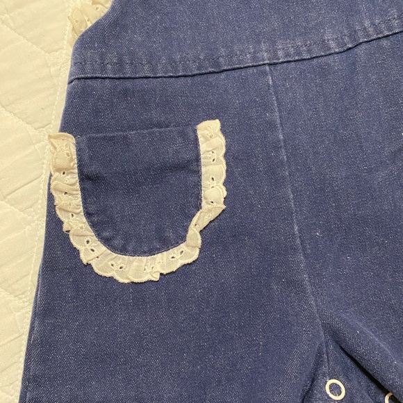 Vintage Girls 12 Month Dark Denim Eyelet Overall Shorts Romper Pocket Ruffle 80s - Picture 5 of 11